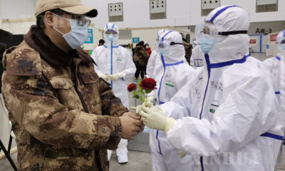 တရုတ်နိုင်ငံ ဝူဟန့်ဆေးရုံရှိ ကိုရိုနာဗိုင်းရပ် ကုသရေးအဆောင်တစ်ခုတွင် ဆေးဝန်ထမ်းနှစ်ဦး လက်ချောင်းချင်းကပ်၍ အသဲပုံသဏ္ဍာန် ဓာတ်ပုံရိုက်ကူးနေစဉ်(ဆင်ဟွာ)