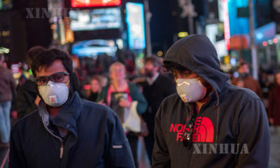 အမေရိကန်နိုင်ငံ နယူးယောက်မြို့တွင် နှာခေါင်းစည်းတပ် သွားလာနေသူများအား တွေ့ရစဉ်(ဆင်ဟွာ)