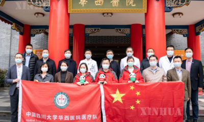 တရုတ်နိုင်ငံ အနောက်တောင်ပိုင်း စီချွန်းပြည်နယ်မှ အီတလီနိုင်ငံသို့ မထွက်ခွာမီ ဆေးဘက်ဆိုင်ရာ ကျွမ်းကျင်ပညာရှင်များ မှတ်တမ်းဓာတ်ပုံရိုက်ကူးနေစဉ် (ဆင်ဟွာ)