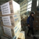 တရုတ်နိုင်ငံတွင် COVID-19 တိုက်ဖျက်ရေးတွင် ကူညီရန် တောင်ကိုရီးယားနိုင်ငံမှ လှူဒါန်းသော နှာခေါင်းစည်းသေတ္တာများအား တွေ့ရစဉ် (ဆင်ဟွာ)