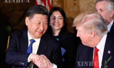 တရုတ်နိုင်ငံ သမ္မတ ရှီကျင့်ဖိန် (ဝဲ) နှင့် အမေရိကန်နိုင်ငံ ဒေါ်နယ်ထရမ့်တို့အား တွေ့ရစဉ် (ဆင်ဟွာ)