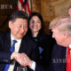 တရုတ်နိုင်ငံ သမ္မတ ရှီကျင့်ဖိန် (ဝဲ) နှင့် အမေရိကန်နိုင်ငံ ဒေါ်နယ်ထရမ့်တို့အား တွေ့ရစဉ် (ဆင်ဟွာ)