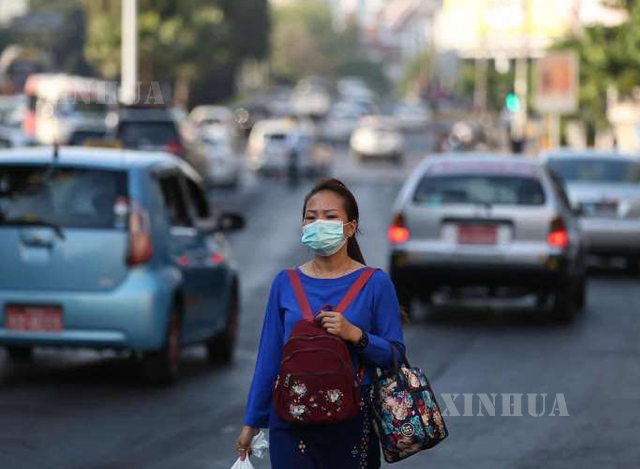 နှာခါစည်းနှင့် သွားလာနေသူတစ်ဦးအားတွေ့ရစဉ် (ဆင်ဟွာ)