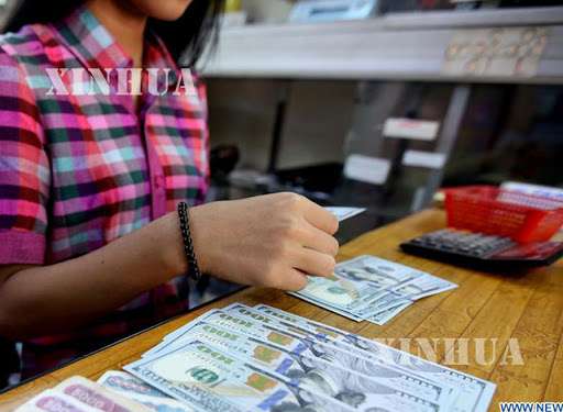 ဒေါ်လာနှင့် မြန်မာငွေအားတွေ့ရစဉ် (ဆင်ဟွာ)