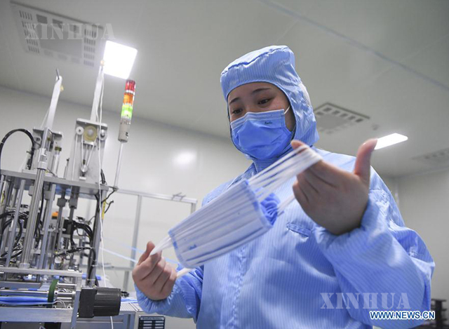 တရုတ်နိုင်ငံ ချုံချင့်မြို့ရှိ နှာခေါင်းစည်းထုတ်လုပ်သော စက်ရုံတွင် အလုပ်လုပ်နေသူတစ်ဦးအား တွေ့ရစဉ် (ဆင်ဟွာ)