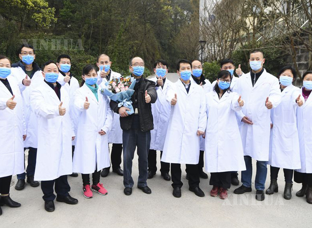 တရုတ်နိုင်ငံ ချုံချင့်မြို့ရှိ ချုံချင့်ပြည်သူ့ဆေးရုံ၌ ဆေးဘက်ဆိုင်ရာဝန်ထမ်းများ နှင့် ရောဂါပျောက်ကင်းသွားသောလူနာတစ်ဦး စုပေါင်းအမှတ်တရ ဓာတ်ပုံရိုက်ကူးစဉ်(ဆင်ဟွာ)