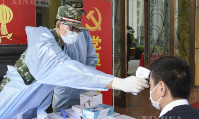 တရုတ်နိုင်ငံ ကွမ်တုန်းပြည်နယ် Shenzhen ခရိုင်၌ စစ်ဆေးဘက်ဆိုင်ရာ ဝန်ထမ်းများက ပြည်သူတစ်ဦးအား ကူးစက်ရောဂါရှိမရှိ စစ်ဆေးနေစဉ်(ဆင်ဟွာ)
