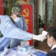 တရုတ်နိုင်ငံ ကွမ်တုန်းပြည်နယ် Shenzhen ခရိုင်၌ စစ်ဆေးဘက်ဆိုင်ရာ ဝန်ထမ်းများက ပြည်သူတစ်ဦးအား ကူးစက်ရောဂါရှိမရှိ စစ်ဆေးနေစဉ်(ဆင်ဟွာ)