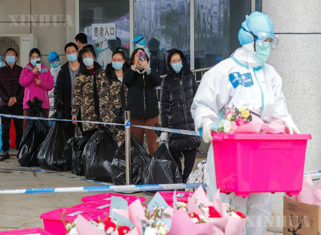 တရုတ်နိုင်ငံ၌ ကိုရိုနာဗိုင်းရပ်စ် ရောဂါသက်သာပျောက်ကင်း၍ ဆေးရုံမှ ဆင်းခွင့်ရသူများအားတွေ့ရစဉ်(ဆင်ဟွာ)
