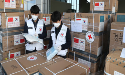 တရုတ် နိုင်ငံ မှ တောင်ကိုရီးယား နိုင်ငံ အား ကူညီထောက်ပံ့ပေးသည့် ဆေးဘက်ဆိုင်ရာ ပစ္စည်း ကိရိယာ များအား မြင်တွေ့ရစဉ်(ဆင်ဟွာ)