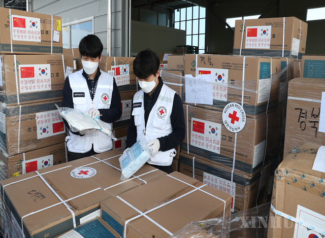 တရုတ် နိုင်ငံ မှ တောင်ကိုရီးယား နိုင်ငံ အား ကူညီထောက်ပံ့ပေးသည့် ဆေးဘက်ဆိုင်ရာ ပစ္စည်း ကိရိယာ များအား မြင်တွေ့ရစဉ်(ဆင်ဟွာ)
