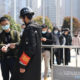 တရုတ်နိုင်ငံ ဟူနန်ပြည်နယ် ချန်းရှမြို့ရှိ ချန်းရှ(Changsha) စာကြည့်တိုက် အဝင်ဝ၌ ဝန်ထမ်းတစ်ဦးမှ လာရောက်လေ့လာသူများအား ရောဂါပိုးရှိမရှိ စစ်ဆေးနေစဉ် (ဆင်ဟွာ)