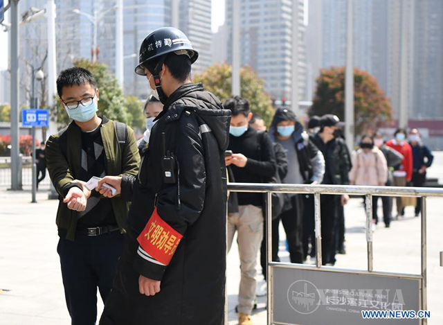 တရုတ်နိုင်ငံ ဟူနန်ပြည်နယ် ချန်းရှမြို့ရှိ ချန်းရှ(Changsha) စာကြည့်တိုက် အဝင်ဝ၌ ဝန်ထမ်းတစ်ဦးမှ လာရောက်လေ့လာသူများအား ရောဂါပိုးရှိမရှိ စစ်ဆေးနေစဉ် (ဆင်ဟွာ)