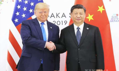 တရုတ်နိုင်ငံ သမ္မတ ရှီကျင့်ဖိန် (ယာ) နှင့် အမေရိကန်နိုင်ငံ သမ္မတ ဒေါ်နယ်ထရမ့်တို့အား တွေ့ရစဉ် (ဆင်ဟွာ)