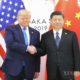 တရုတ်နိုင်ငံ သမ္မတ ရှီကျင့်ဖိန် (ယာ) နှင့် အမေရိကန်နိုင်ငံ သမ္မတ ဒေါ်နယ်ထရမ့်တို့အား တွေ့ရစဉ် (ဆင်ဟွာ)