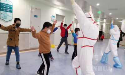 တရုတ်နိုင်ငံ ဟူပေပြည်နယ် ဝူဟန့်မြို့ရှိ ဝူဟန့်ကလေးဆေးရုံတွင် သူနာပြုများ ဦးဆောင်ကာ နိုဗယ် ကိုရိုနာဗိုင်းရပ်စ် ကူးစက်ခံရသော ကလေးငယ်များအား ကာယလေ့ကျင့်ခန်း ပြုလုပ်နေစဉ် (ဆင်ဟွာ)
