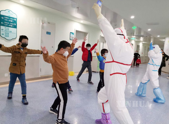 တရုတ်နိုင်ငံ ဟူပေပြည်နယ် ဝူဟန့်မြို့ရှိ ဝူဟန့်ကလေးဆေးရုံတွင် သူနာပြုများ ဦးဆောင်ကာ နိုဗယ် ကိုရိုနာဗိုင်းရပ်စ် ကူးစက်ခံရသော ကလေးငယ်များအား ကာယလေ့ကျင့်ခန်း ပြုလုပ်နေစဉ် (ဆင်ဟွာ)