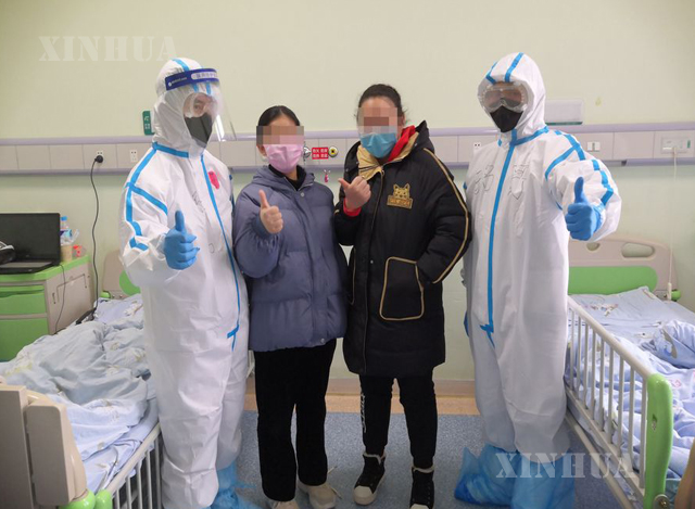 တရုတ်နိုင်ငံ ဝူဟန့်မြို့ရှိ ဝူဟန့်ကလေးဆေးရုံကြီး၌ ရောဂါပျောက်ကင်း၍ ဆေးရုံမှဆင်းခွင့်ရသူနှစ်ဦး နှင့်ကျန်းမာရေးဝန်ထမ်းများ အမှတ်တရဓာတ်ပုံရိုက်ကူးစဉ်(ဆင်ဟွာ)
