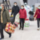 တရုတ်နိုင်ငံ ဝူဟန့်မြို့ရှိဆေးရုံတစ်ရုံမှ COVID-19 ရောဂါပျောက်ကင်း၍ ဆေးရုံဆင်းခွင့်ရသူများအားတွေ့ရစဉ်(ဆင်ဟွာ)