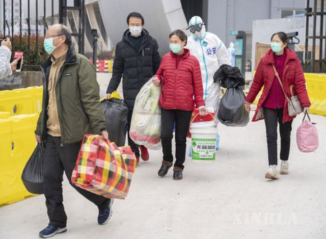 တရုတ်နိုင်ငံ ဝူဟန့်မြို့ရှိဆေးရုံတစ်ရုံမှ COVID-19 ရောဂါပျောက်ကင်း၍ ဆေးရုံဆင်းခွင့်ရသူများအားတွေ့ရစဉ်(ဆင်ဟွာ)