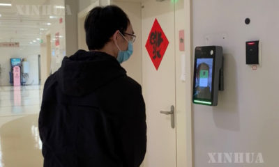 တရုတ်နိုင်ငံ စီချွန်းပြည်နယ်တွင် 3D မျက်နှာမှတ်သားသောစနစ်ဖြင့် နှာခေါင်းစည်းဝတ်ဆင်ထားသူ တစ်ဦးအား ခွဲခြားမှတ်တမ်းတင်နေစဉ် (ဆင်ဟွာ)