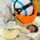 တရုတ်နိုင်ငံ အလယ်ပိုင်း ဟူပေပြည်နယ် ချန်ကျန်းမြို့ရှိ မိခင်နှင့်ကလေး ကျန်းမာရေးဆေးရုံတွင် မွေးကင်းစကလေးငယ် တျန်တျန်နှင့် ၎င်း၏ယာယီမေမေအဖြစ် စောင့်ရှောက်ပေးနေသော ဒေါက်တာ စူးဟွေ့တို့အား တွေ့ရစဉ် (ဆင်ဟွာ)