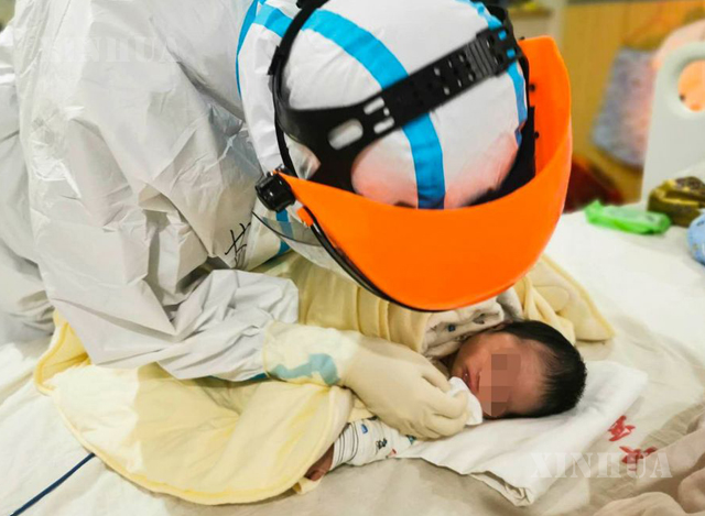 တရုတ်နိုင်ငံ အလယ်ပိုင်း ဟူပေပြည်နယ် ချန်ကျန်းမြို့ရှိ မိခင်နှင့်ကလေး ကျန်းမာရေးဆေးရုံတွင် မွေးကင်းစကလေးငယ် တျန်တျန်နှင့် ၎င်း၏ယာယီမေမေအဖြစ် စောင့်ရှောက်ပေးနေသော ဒေါက်တာ စူးဟွေ့တို့အား တွေ့ရစဉ် (ဆင်ဟွာ)