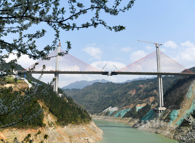 တရုတ်နိုင်ငံ ကွေကျိုးပြည်နယ် ချင်းဆွေကျန်း အထူး တံတားကြီး တည်ဆောက်နေသည်ကို မတ် ၈ ရက်တွင် တွေ့ရစဉ်(ဆင်ဟွာ)