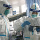 တရုတ်နိုင်ငံ၌ ကိုရိုနာဗိုင်းရပ်စ်တိုက်ဖျက်ရေးဆောင်ရွက်နေသော ကျန်းမာရေးဝန်ထမ်းများအားတွေ့ရစဉ်(ဆင်ဟွာ)