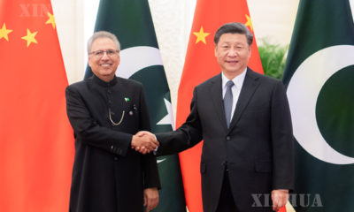 တရုတ် နိုင်ငံ သမ္မတ ရှီကျင့်ဖိန် နှင့် ပါကစ္စတန် နိုင်ငံ သမ္မတ Arif Alvi လက်ဆွဲနှုတ်ဆက် နေစဉ်(ဆင်ဟွာ)