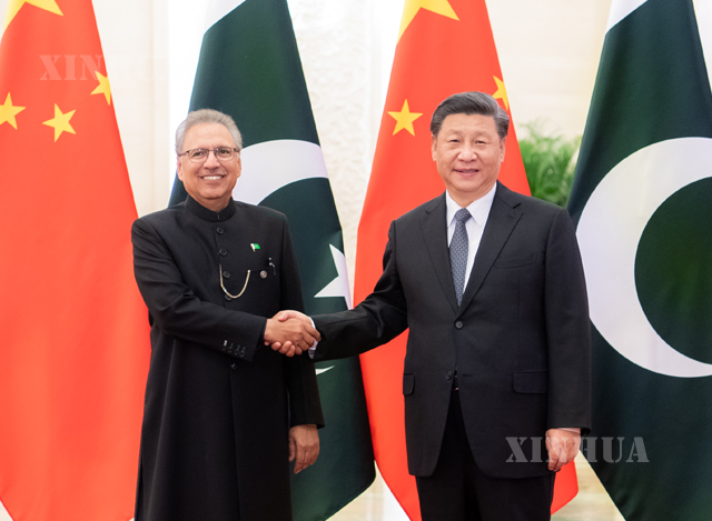 တရုတ် နိုင်ငံ သမ္မတ ရှီကျင့်ဖိန် နှင့် ပါကစ္စတန် နိုင်ငံ သမ္မတ Arif Alvi လက်ဆွဲနှုတ်ဆက် နေစဉ်(ဆင်ဟွာ)