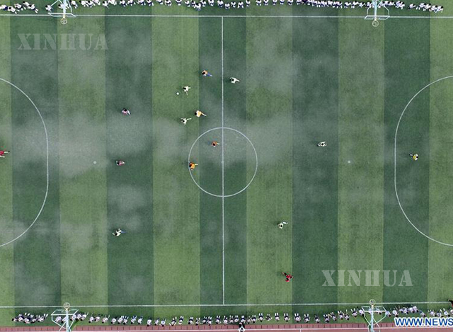 တရုတ်နိုင်ငံ ကွေ့ကျိုးပြည်နယ်ရှိ အထက်တန်းကျောင်းတစ်ကျောင်းတွင် ကျောင်းသားများ ဘောလုံးကန်နေသည်ကို တွေ့ရစဉ် (ဆင်ဟွာ)