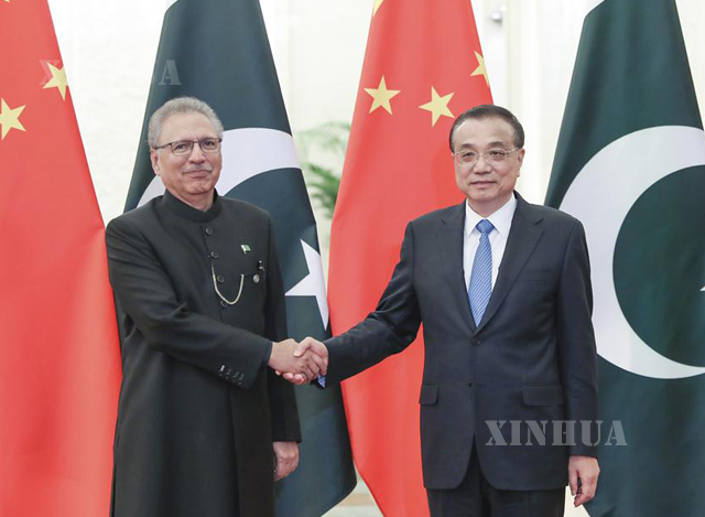 တရုတ်နိုင်ငံ ဝန်ကြီးချုပ် လီခဲ့ချန်နှင့် ပါကစ္စတန်နိုင်ငံ သမ္မတ အာရစ်ဖ် အယ်လ်ဗီတို့ မတ် ၁၇ ရက်က ပေကျင်းမြို့၌ တွေ့ဆုံစဉ် (ဆင်ဟွာ)
