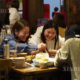 တရုတ်နိုင်ငံ အနောက်တောင်ပိုင်း ချန်ဒူးမြို့ရှိ စားသောက်ဆိုင်တစ်ခု၌ ပျော်ပါးစွာစားသောက်နေသူများအား မတ် ၂၁ ရက်က တွေ့ရစဉ်(ဆင်ဟွာ)