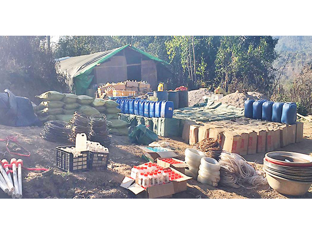 ကွတ်ခိုင်မြို့နယ် အတွင်း ဖမ်းဆီးရမိသော မူးယစ်ဆေးဝါးများအား တွေ့ရစဉ်(ဓာတ်ပုံ - တပ်မတော် ကာကွယ်ရေး ဦးစီးချုပ်ရုံး)