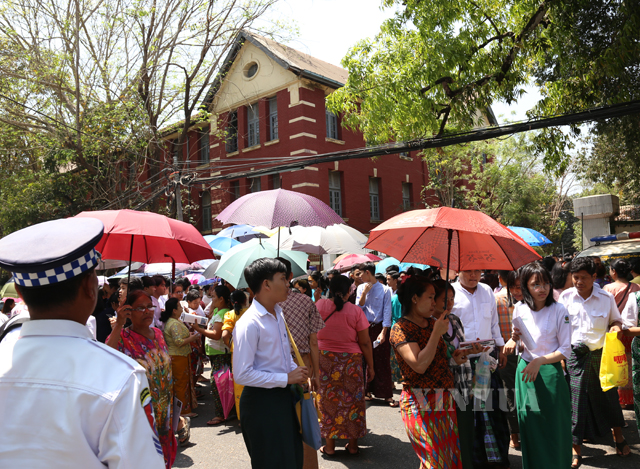 ၀၁၉-၂၀၂၀ ပညာသင်နှစ် တက္ကသိုလ်ဝင်စာမေးပွဲမြန်မာစာနေ့ ဖြေဆိုပြီးနောက် ရန်ကုန်တိုင်းဒေသကြီး၊ အလုံမြို့နယ် (အ.ထ.က ၄) ကျောင်းမှ ထွက်လာသည့် ကျောင်းသား၊ ကျောင်းသူများအားတွေ့ရစဉ် (ဆင်ဟွ)
