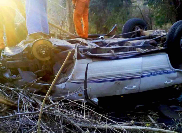 ပုသိမ် - မုံရွာကားလမ်းတွင် ဘုရားဖူးယာဉ်တစ်စီး တိမ်းမှောက်မှုအားတွေ့ရစဉ်(MOI)