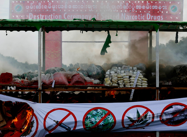 ဖမ်းဆီးရမိသော မူးယစ်ဆေးဝါးများမီးရှို့ဖျက်ဆီးပွဲအခမ်းအနားမြင်ကွင်းအားတွေ့ရစဉ် (ဆင်ဟွာ)