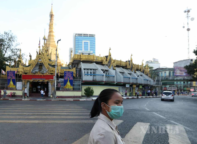 ရန်ကုန်မြို့တွင်း Mask တပ်ဆင်သွားလာနေမှုအားတွေ့ရစဉ်(ဆင်ဟွာ)