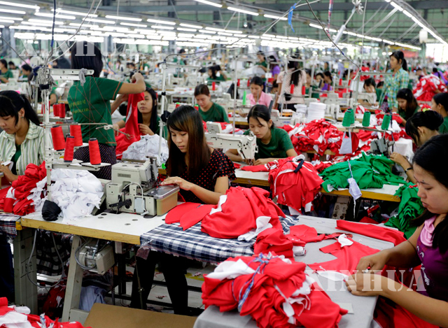 ရန်ကုန်မြို့ရှိ အထည်ချုပ်လုပ်ငန်းတစ်ခုအားတွေ့ရစဉ် (ဆင်ဟွာ)