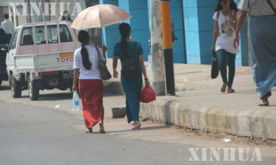 ရန်ကုန်မြို့တွင် နေအပူဒဏ် ကိုကာကွယ်ရန် ထီးဖြင့် သွားလာကြသူတစ်ချို့ အားတွေ့ရစဉ် (ဆင်ဟွာ)
