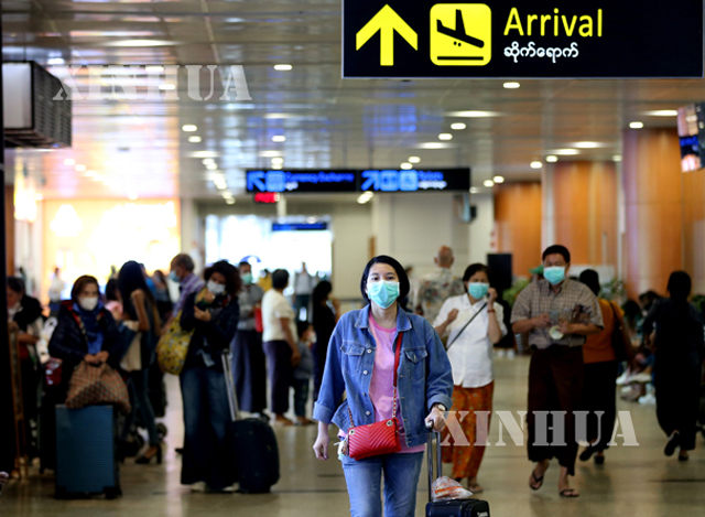 ရန်ကုန် အပြည်ပြည်ဆိုင်ရာ လေဆိပ်၌ နှာခေါင်းစည်း တပ်ဆင်ထားသော ခရီးသည်များအား တွေ့ရစဉ်(ဆင်ဟွာ)