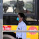 ရန်ကုန်မြို့တွင်း နှာခေါင်းစည်း တပ်ဆင်သွားလာသူ တစ်ဦးအား တွေ့ရစဉ်(ဆင်ဟွာ)