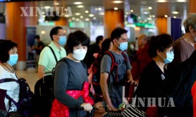 ရန်ကုန် အပြည်ပြည်ဆိုင်ရာ လေဆိပ်၌ နှာခေါင်းစည်း တပ်ဆင်ထားသော ခရီးသည်များအား တွေ့ရစဉ်(ဆင်ဟွာ)