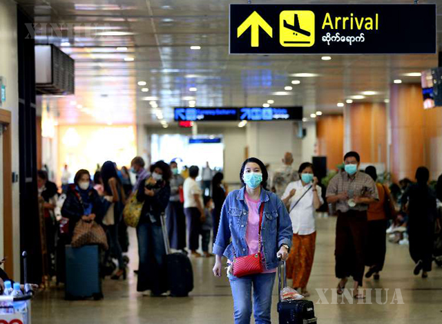 ရန်ကုန်အပြည်ပြည်ဆိုင်ရာလေဆိပ်၌ ကိုရိုနာဗိုင်းရပ်စ် ကာကွယ်ရေးအဖြစ် masks များတပ်ဆင်သွားလာနေစဉ် (ဆင်ဟွာ)