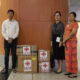 မြန်မာနိုင်ငံဆိုင်ရာ တရုတ်နိုင်ငံ သံရုံးမှ သံမှူးကြီး ဒေါ်နွဲ့ကလျာနှင့်တာဝန်ရှိသူများအား COVID-19 ရောဂါတိုက်ဖျက်ရေးပစ္စည်းများနှင့်အတူ တွေ့ရစဉ်(ဓာတ်ပုံ - Chinese Embassy in Myanmar)