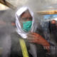 အီရတ်နိုင်ငံ ဘဂ္ဂဒတ်မြို့တွင် ပိုးသတ်ဆေးဖျန်းထားသောအခန်းအတွင်း၌ အမျိုးသားတစ်ဦးအား တွေ့ရစဉ် (ဆင်ဟွာ)