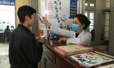ဗီယက်နမ် နိုင်ငံ ဟနွိုင်းမြို့ရှိ ဆေးရုံ၌ ကျန်းမာရေး စစ်ဆေးရန် လာရောက်သူ တစ်ဦးအား ကိုယ်ပူချိန် တိုင်းတာနေမှုအား မတ် ၉ ရက်က တွေ့ရစဉ်(ဆင်ဟွာ)