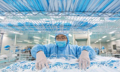 တရုတ် နိုင်ငံ စီချွမ်းပြည်နယ်၌ အလုပ်ရုံတစ်ခုတွင် နှာခေါင်းစည်းများ ထုတ်လုပ်နေမှုများအား တွေ့ရစဉ်(ဆင်ဟွာ)