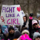 အမေရိကန် နိုင်ငံ ရှိ အမျိုးသမီးများ က နယူးယောက် မြို့ တွင် ဆန္ဒပြ နေသည် ကို မြင်တွေ့ရစဉ်(ဆင်ဟွာ)